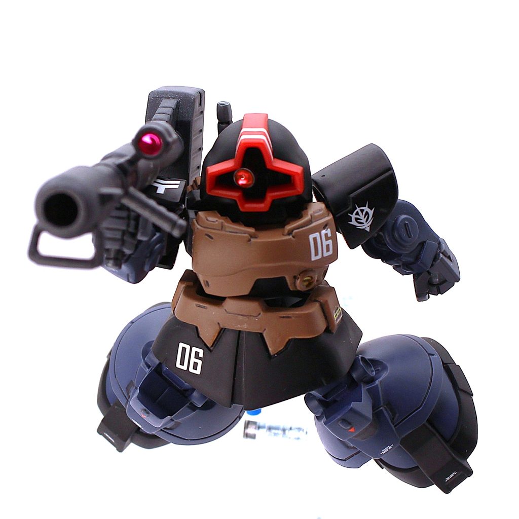 細部はエナメル塗料と水性塗料の筆塗りです。スミ入れし、リアルタイプをちょこっと意識しながらデカールを貼って情報量増して完成です。ジオンマークや機体番号的な、目立つデカールを貼ると効率的に見応えが増しますね。