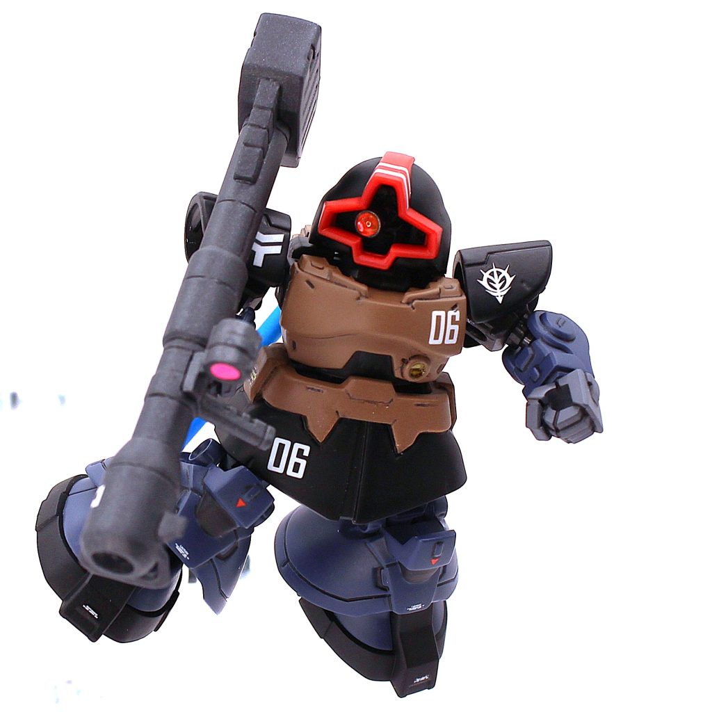 ジャイアントバズは左右モナカなので、砲口部のフタを切除した後接着合わせ目消し。砲口下にあるストラップ？は肉が埋まっているのが非常にカッコ悪いのでくり抜き対応。ビーバズは接着までしたところでモチベが尽き放置しています(笑)