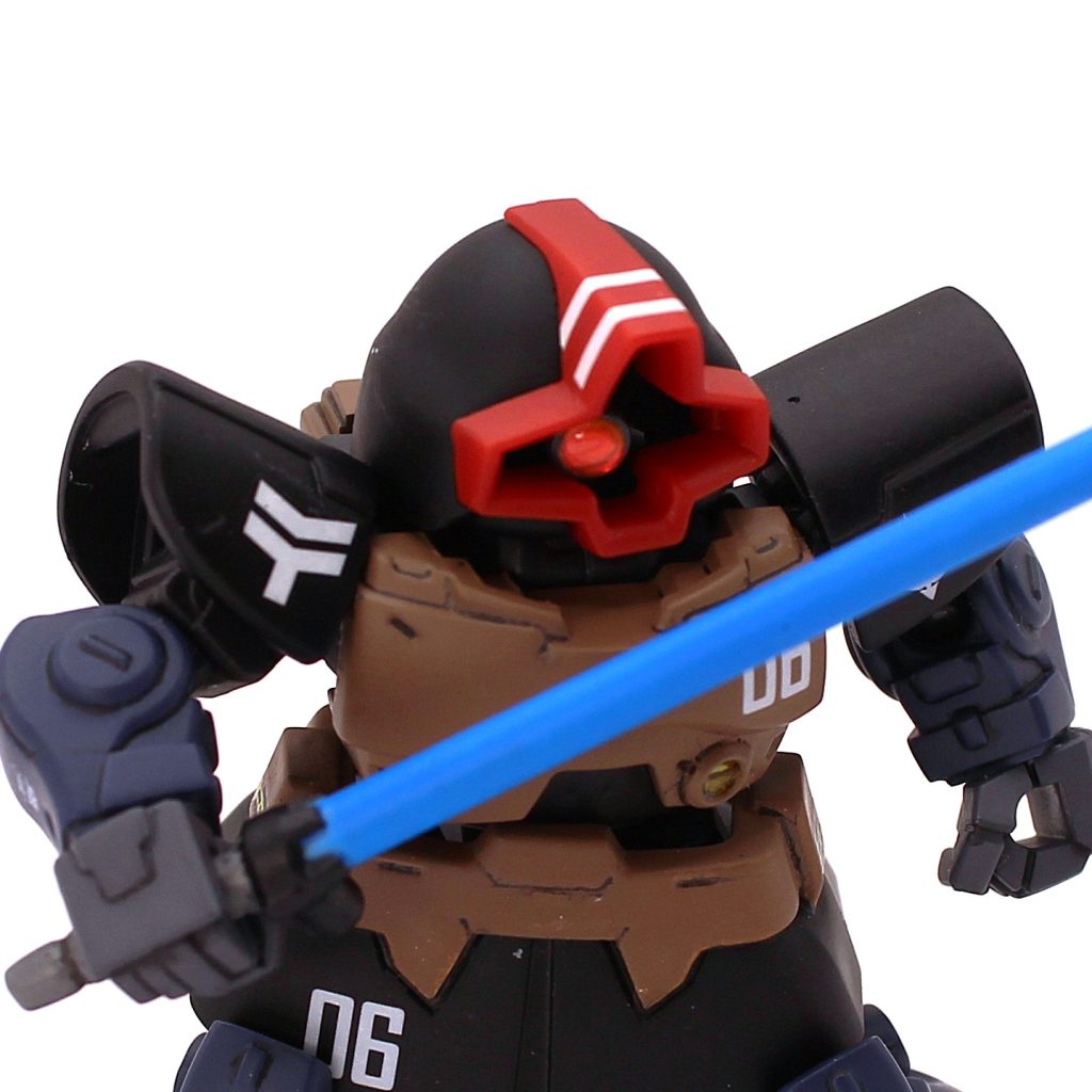 柄と鍔は筆塗りで黒色に塗りました。柄はそのままだと手との嵌合がきつ過ぎて塗膜が一発で逝くので、削り込んでから塗りましたが、それでもやはり数回着脱で若干剥げるので、柄部は塗膜をペーパーで剥ぎ、サンドペーパーでツヤ感を押さえてフィニッシュとしました。剣は2本あれば赤熱時と収納時が作れるので、もう1体欲しい所ですが、今からもう一体手に入れるのは中々大変そうです。この辺は「まあSDだし、愛嬌ってことで」と自分に言い聞かせて、煌々と光った状態で背負わせています。