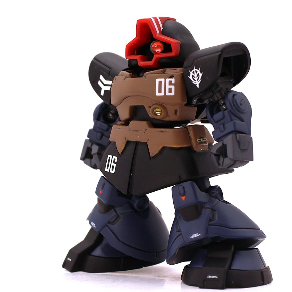 SDで頭デカイから楽勝だろうと思って、何も下調べせず私の頭も空っぽ状態でドム君の頭部をくり抜きはじめたのですが、やってみたら意外とスペースギリギリでした(笑)キットは胴体と頭部をボールジョイントで接続しますが、このボールを切除し、頭部内部に根本の軸が嵌合できるようプラパイプを埋め込み軸接続形式に変更。これで本来ボールが入るスペースが空くので、そこにモノアイ基部となるボールジョイント基部を設置しました。