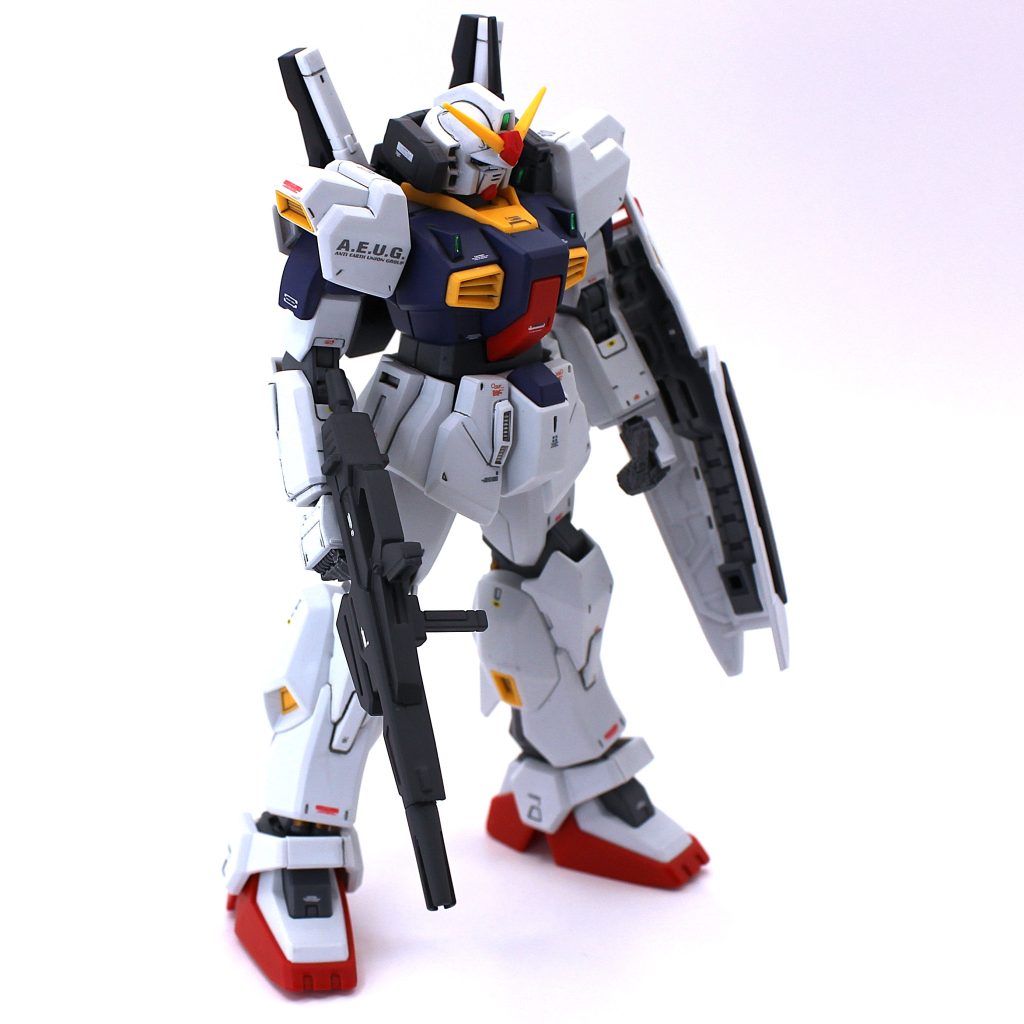 白部の塗装色はクレオスのMSホワイトのスプレーです。Mk-Ⅱの専用色かと思うくらいドンピシャの色でした。胸部の青はもっと暗い方が設定色に近いと思いますが、個人的な好みで若干明るめを狙いました。