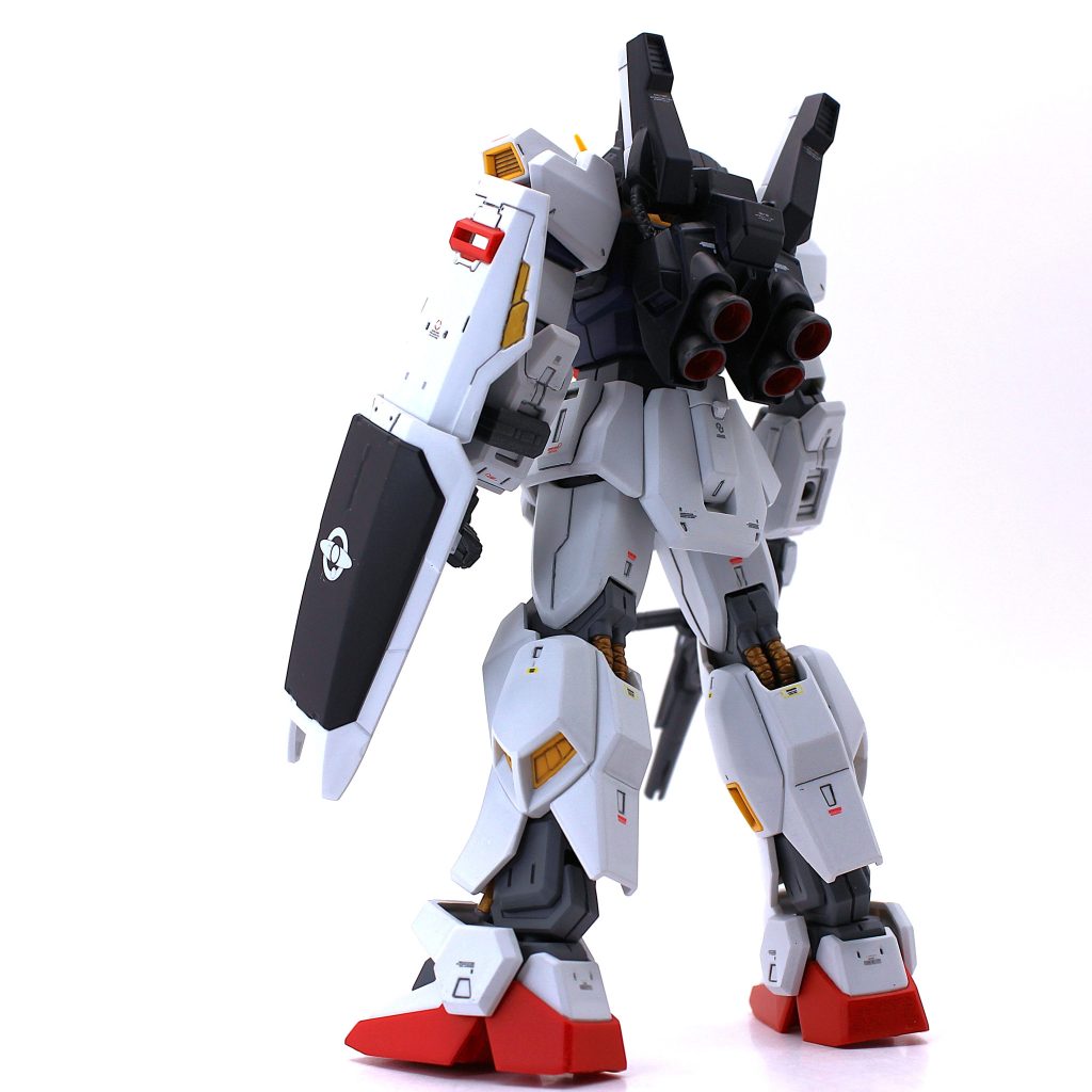 シールドの覗き穴の枠を誤ってランナーから外さずに捨ててしてしまったので(泣)、ネットでジャンク品のRGのシールドを調達してジョイント部をHGUCに合わせました。基本お酒を飲みながら組み立てるので、酒量が多い日は部品をよく無くします(苦笑)手首はビルダーズパーツの物を追加しました。