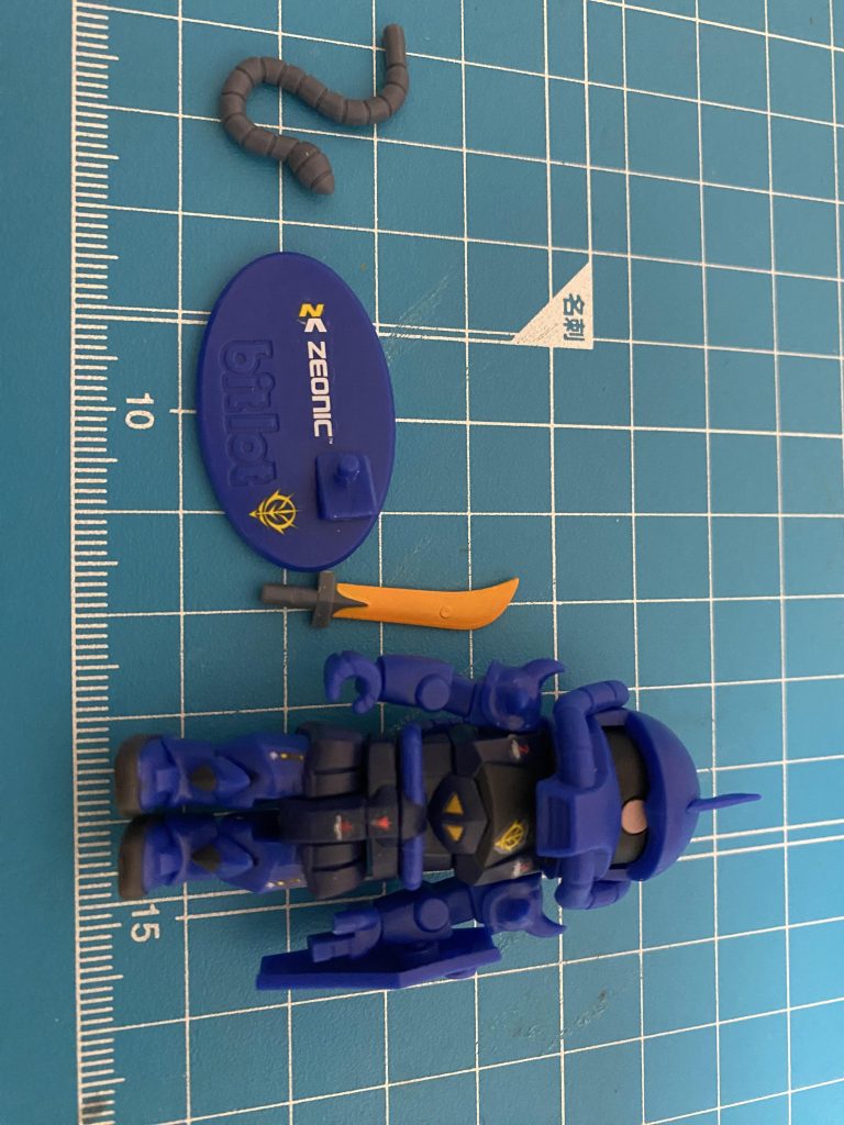 作った感がまるで無かったので、ゲート跡をガンダムマーカーで隠蔽してからのデカール貼りを行い、ちょいとアレンジ(gandam-hand1)付属の台座にも貼って、ちょいとオシャレにしてみました(zaku-kao7)