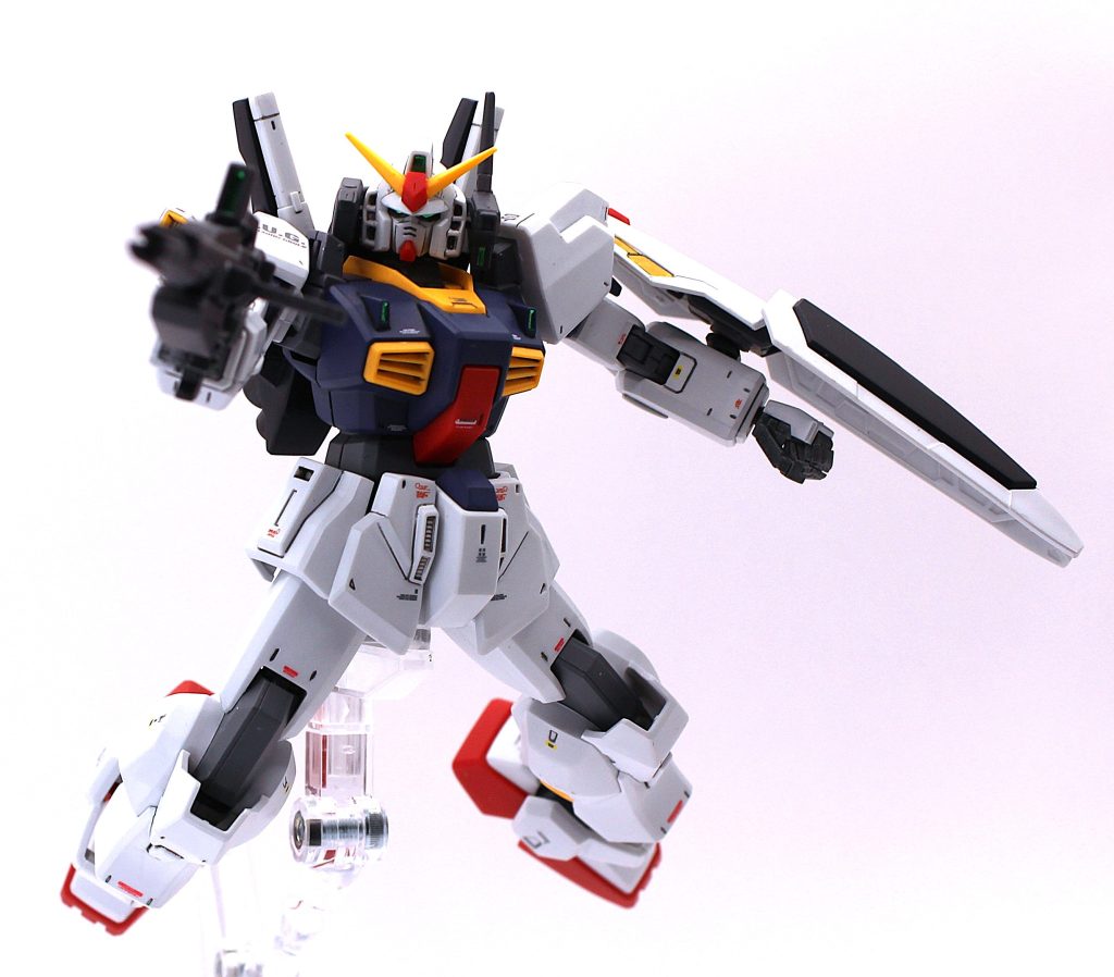 ビームライフルのハイダーは三又ですが、肉で埋まっているのでノコギリで切り開きました。独特の粘っこいPS素材なので、バリ処理にちょっと難儀しますね。武装はどちらも完全モナカの簡素な構成ですが、価格を考えると十分及第点だと思います。