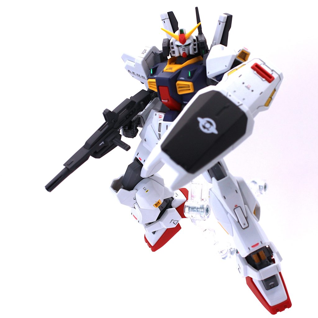 頭部はヘルメット部が前後がっつりモナカなので、面部を下からスライドしてヘルメットに納められるよう後ハメ加工しました。後ハメの副次効果として、ヘルメットと面の高さを微調整できたので、好みの目つきの高さで接着固定しました。バックパックも後ハメ化が必要でした。バインダーのBJを削って一部平らにして、前後接着したパック本体の穴に平らにした部分が合うように挿して、その後回して定位置に来るように後ハメとしました。