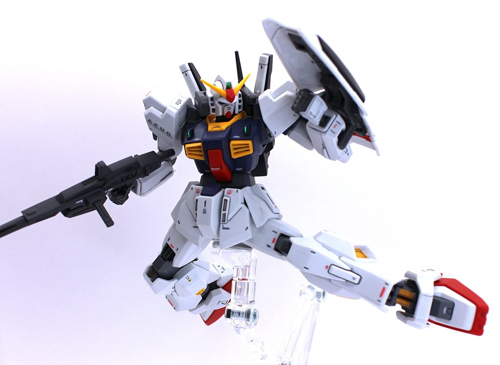 可動範囲は十二分と言えるレベルだと思います。個体差はあると思いますが関節の硬さも適度でパーツポロリも無く、動かしていて非常に楽しいです。腰サイドアーマーとお腹の干渉を避けるようにすれば、より足回りの可動範囲が広がると思います。