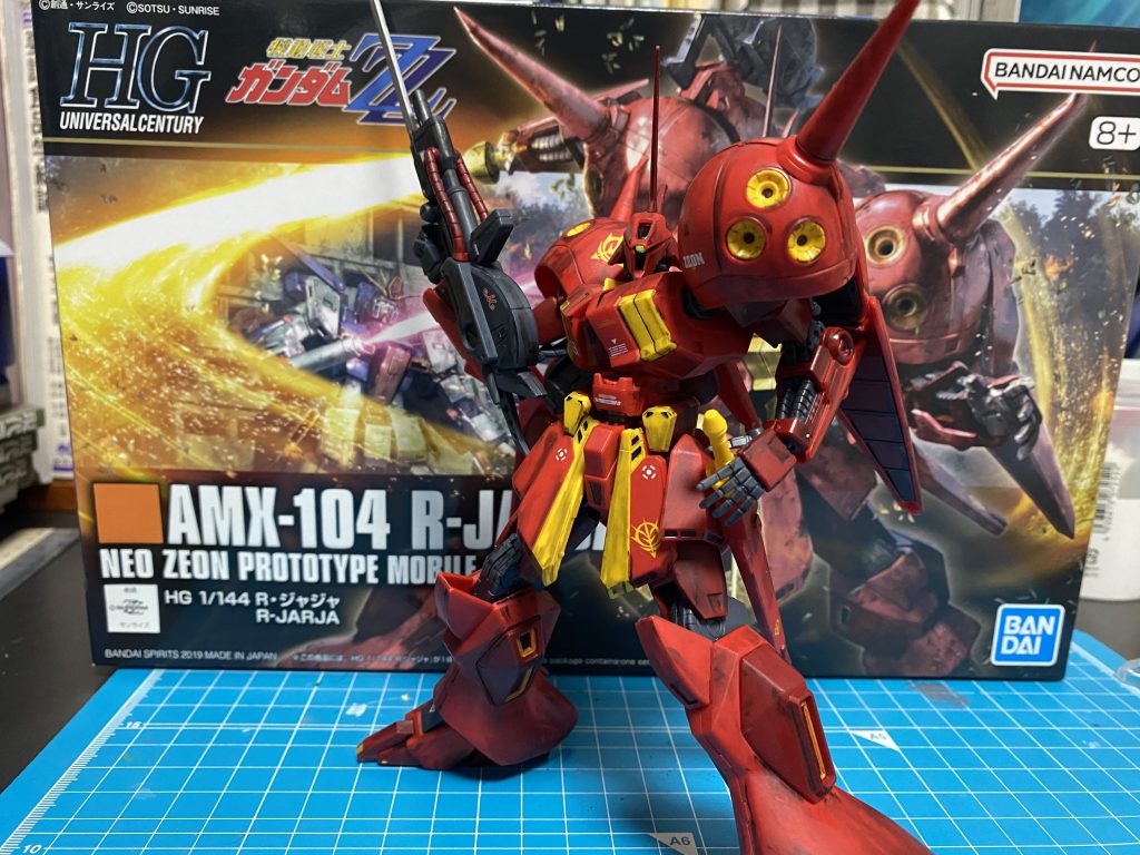 銃剣付きビームライフルを装備して『旧HGの箱絵』の構え(zaku-kao6)この構え、結構好き❤️なんですよねえ。Rジャジャは、ギャンの流れを取り入れたMSで、気品ある中世の騎士感を残しつつビームライフル持ってるとこがカッコいい(gandam-hand2)気品あるMSですが、ジャジャ馬娘のキャラスーンの専用機というギャップもアニメを観ていて面白かったです(zaku-kao5)