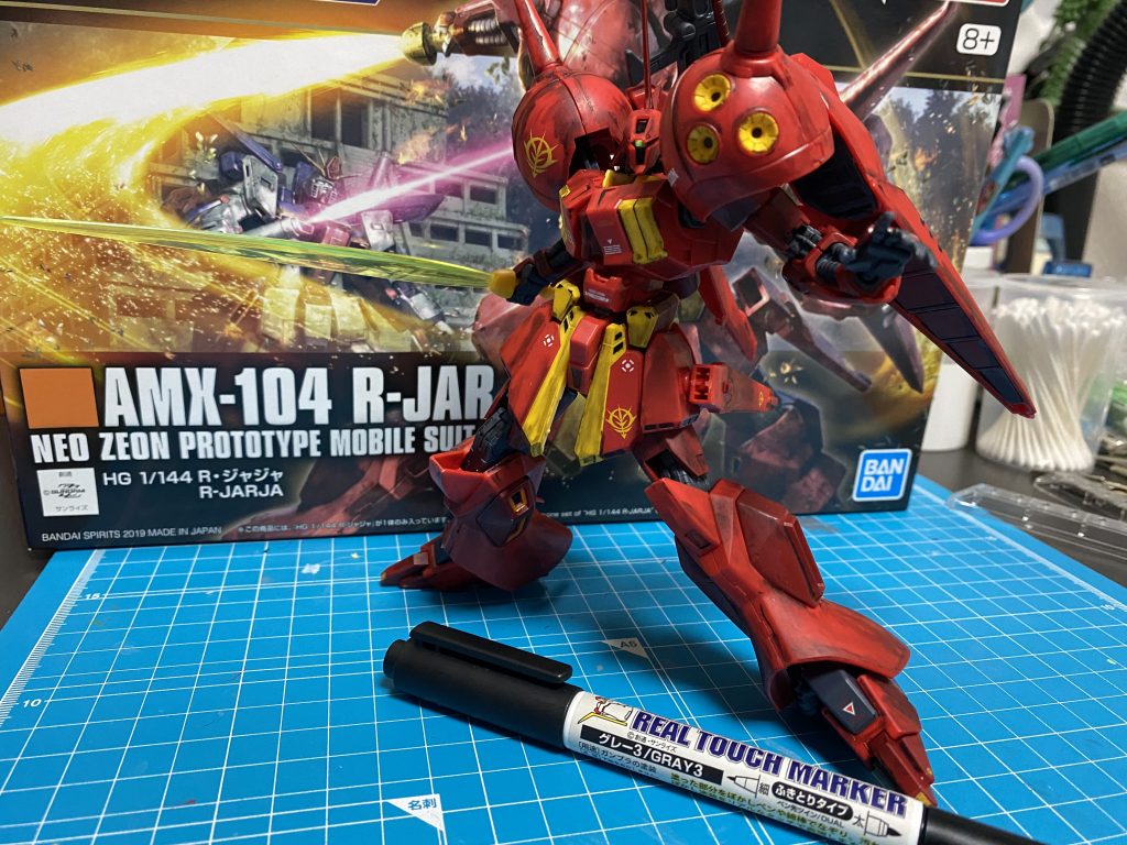 とりあえず、『箱絵』の構え(zaku-kao6)今回、ウェザリング塗装はリアルタッチマーカーのグレー3のみで塗装‼️汚れそうな所を、テキトーに塗った後に平面は綿棒で強くゴシゴシ(zaku-kao5)角や綿棒があんまり届かない所は軽くゴシゴシの簡単ウェザリングです。いつも、よりリーズナブルなウェザリング塗装なんで綺麗に汚せたか不安(zaku-kao1)