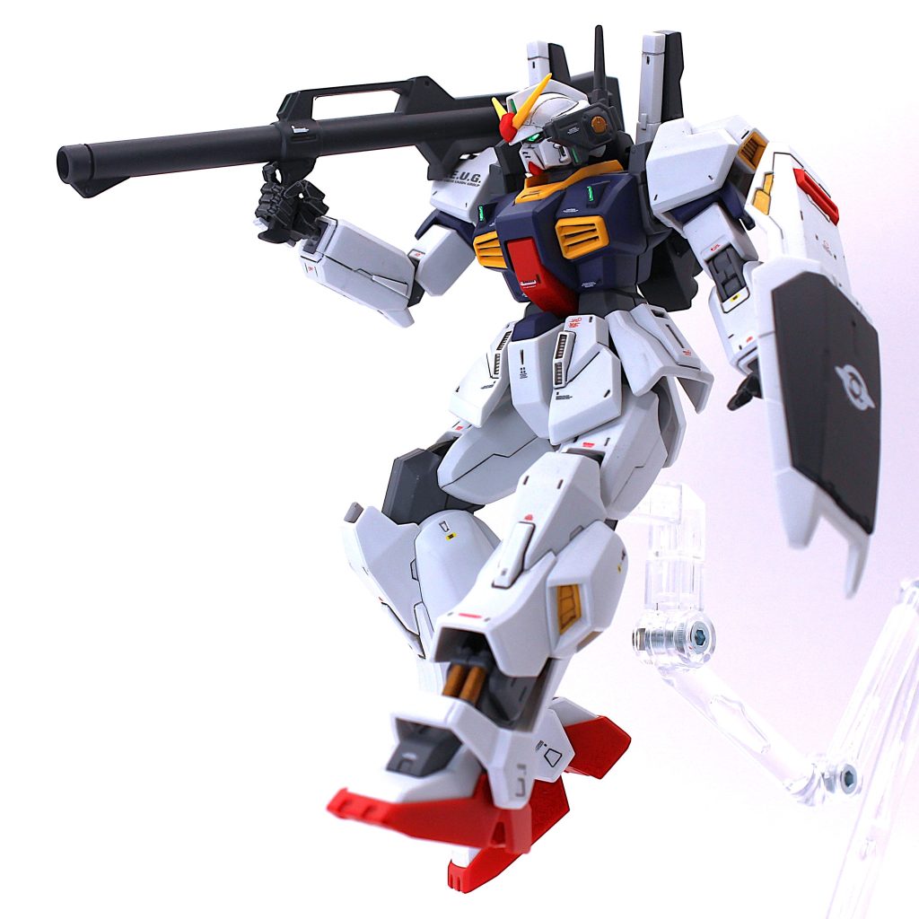 バズーカもグリップが可動し、手首のBJも可動範囲が大きいのでバズーカも難なく構えられます。首周りも良く動くし腰部もスイング、前傾でき、思い描いた通りのポーズが本当に取らせやすいです。