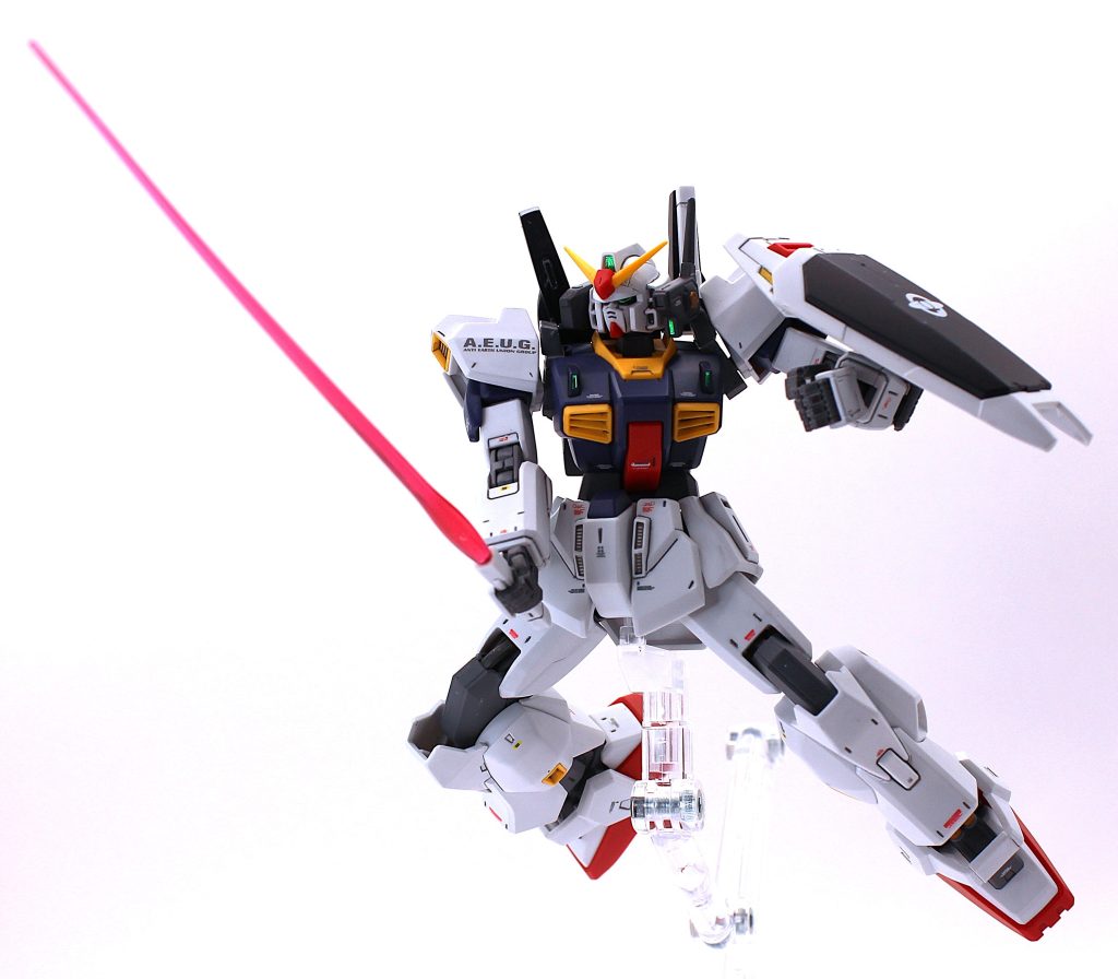 プロポーションやディテールは良い意味で最大公約数的な王道デザイン、組み立て易いのに最低限の合わせ目、ほぼ完ぺきな成形色分け、トップクラスの可動範囲、各センサー部のメタリックシールの情報量と、非常に完成度の高い良キットだと思いました。流石主人公機ですね。