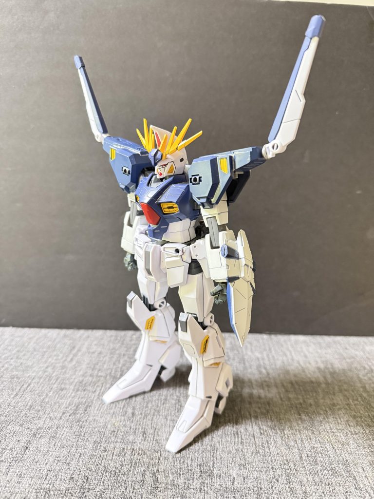 【開発経緯②】しかしながら、シャアの反乱が想定よりも早期に終結し、さらにジオン共和国が自治権の放棄を受け入れたことによる軍縮の影響により、セカンドGP計画は政治的判断によって凍結されることとなった。これに伴い、完成していたオデュッセウス級モビルスーツも実戦配備されることなく保管状態となり、アルケイデスガンダムもまた長期間にわたり封印されることとなる。その後、U.C.0105に発生した マフティー動乱 により、連邦軍は再びニュータイプ勢力による武装蜂起の可能性を強く警戒するようになる。事態の長期化を見越した軍上層部は、かつて凍結されていたセカンドGP計画の資産に注目し、保管されていたオデュッセウス級モビルスーツの再評価を実施。その結果、宇宙戦闘に特化した設計を持つアルケイデスガンダムは戦力としての価値が認められ、急遽再整備を受ける形で実戦投入の準備が進められることとなった。こうしてアルケイデスガンダムは、凍結された計画の遺産として復活したモビルスーツとして、再び戦場へと姿を現すこととなる。フィックス・アルゴスユニットと組み合わせることで発揮される高いオールレンジ戦闘能力は、ニュータイプ戦闘における制圧兵器として大きな潜在能力を秘めていた。