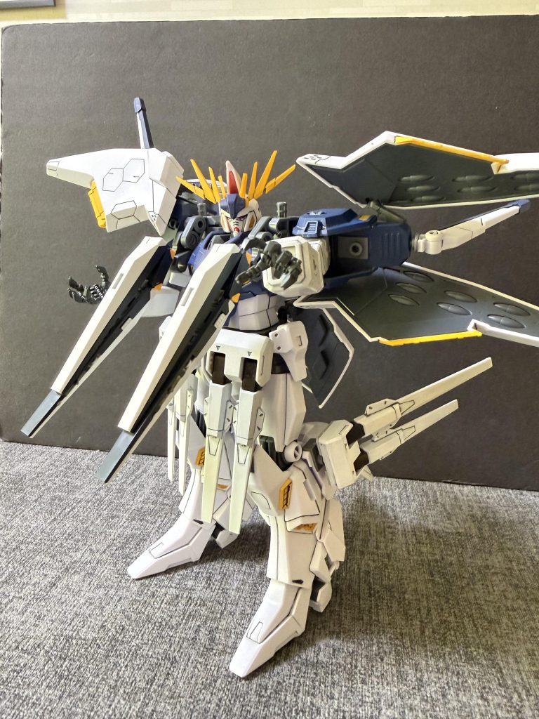 ■ヘラクレス・マルチショルダーバインダーヘラクレス・マルチショルダーバインダーは、両肩部にマウントされた本機の中核複合ユニットである。内部にはマイクロファンネルを収納し、再充填機構を備えることで長時間にわたる遠隔攻撃運用を可能とする。さらに高出力スラスターを内蔵し、機体機動力の向上および姿勢制御にも寄与する。外装表面には実弾防御装甲に加え、Iフィールド発生装置を搭載。展開時にはビーム攻撃に対する防御障壁として機能し、攻防一体の性能を発揮する。本ユニットは火力投射・防御・機動を統合した多機能装備であり、ヘラクレスの制圧戦能力を支える要石となっている。■マイクロファンネルヘラクレスのマイクロファンネルは、小型化により多数運用を可能とした遠隔兵装である。各機はビーム射撃に特化し、エネルギー機構を備えることで再充填継戦能力を確保。統合制御「ヒュドラシステム」の支配下で精密かつ同時多発的な攻撃を行う。機体のヘラクレスシールドバインダー内に左右各16基、計32基が収納される。