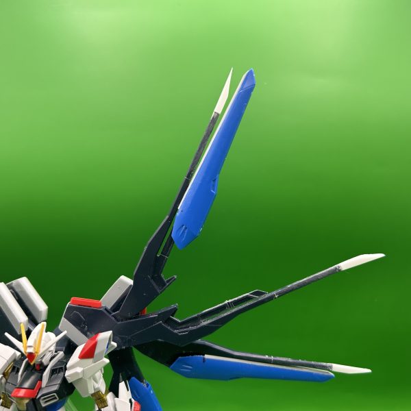 ストライクフリーダム弐式をメタルロボット魂の形状を意識して改修をしています。劇中のシーンも再現できるように加工しています光の翼やエフェクトパーツやレールガン等はフルスクラッチで作成致しました。（3枚目）