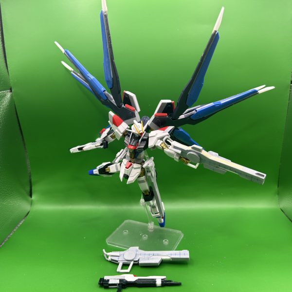 ストライクフリーダム弐式をメタルロボット魂の形状を意識して改修をしています。劇中のシーンも再現できるように加工しています光の翼やエフェクトパーツやレールガン等はフルスクラッチで作成致しました。（4枚目）