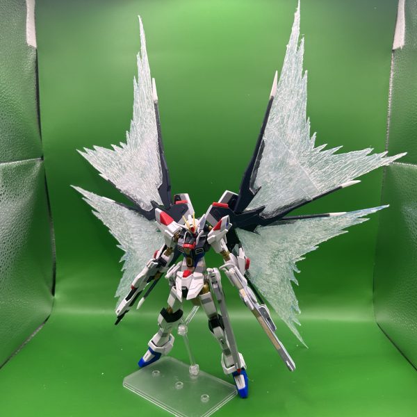 ストライクフリーダム弐式をメタルロボット魂の形状を意識して改修をしています。劇中のシーンも再現できるように加工しています光の翼やエフェクトパーツやレールガン等はフルスクラッチで作成致しました。（6枚目）