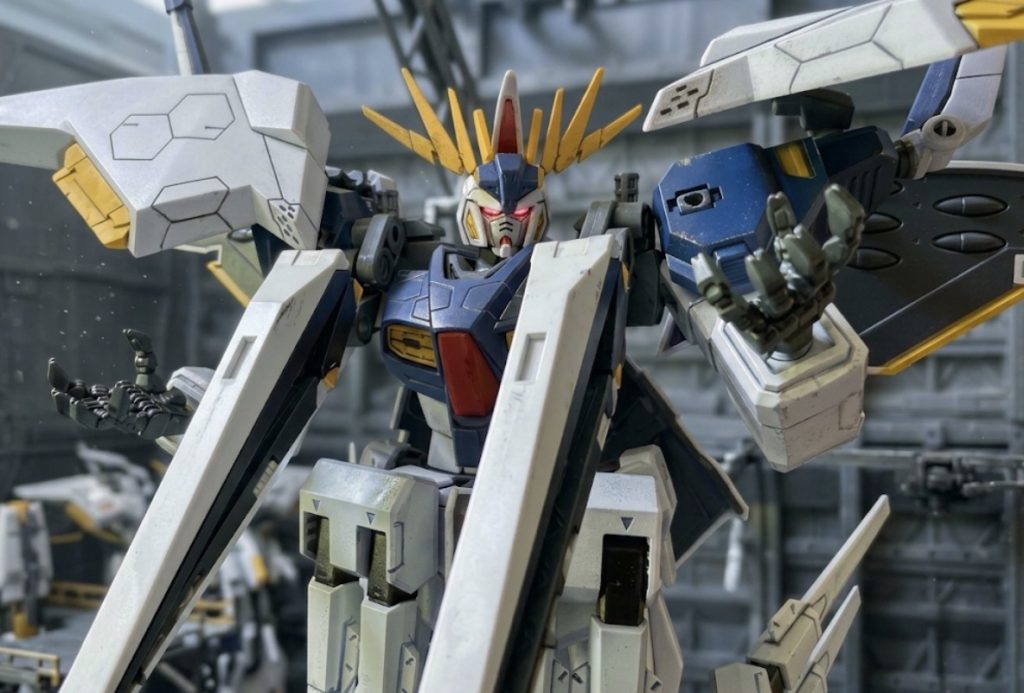 【クロスボーン・バンガードへの影響】一方、地球圏に残った技術者の一部は極秘裏に武装組織 バーナムの森 と接触し、その技術を提供する形で同組織へ合流した。バーナムの森は後にコスモ・バビロニア建国を目指す勢力と結びつき、やがて クロスボーン・バンガード の技術的基盤の一部を形成することになる。また、ヘラクレスガンダムには多数の遠隔兵装や複雑な火器管制を統合的に管理するための新型サイコミュ統合システムが搭載されていた。このシステムは従来のサイコミュを発展させた ネオサイコミュシステム と呼ばれるものである。