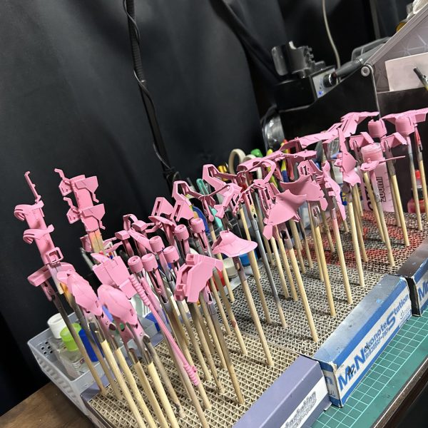 ようやく手をつけ始める事になりました、サザビー結構「積みプラ」してしまってましたが、全塗装してνガンダムと飾りたいと思います（4枚目）