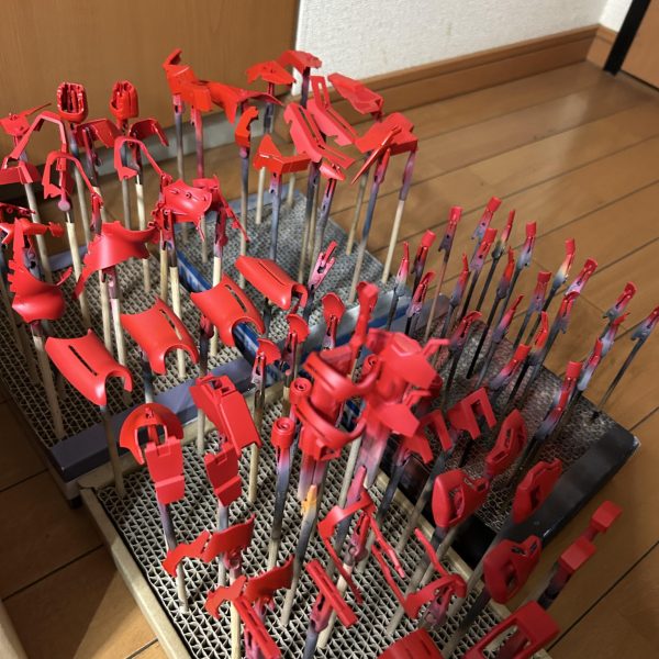 ようやく手をつけ始める事になりました、サザビー結構「積みプラ」してしまってましたが、全塗装してνガンダムと飾りたいと思います（3枚目）