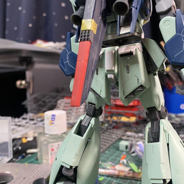 ここも関節以外は旧キット構成ということであっさりした作りになっています。フロントアーマーWAVEのパーツとZガンダムのパーツを貼り付け、筋彫り追加しました。オリジナルでダクトを付けてみました。サイドアーマー筋彫り追加とグレネードのせんたんにOボルトを仕込みました。リアアーマーバーニアをWAVEに変更。オリジナルでバーニアを追加しました。足回りの改修にいきます。&nbsp;（2枚目）