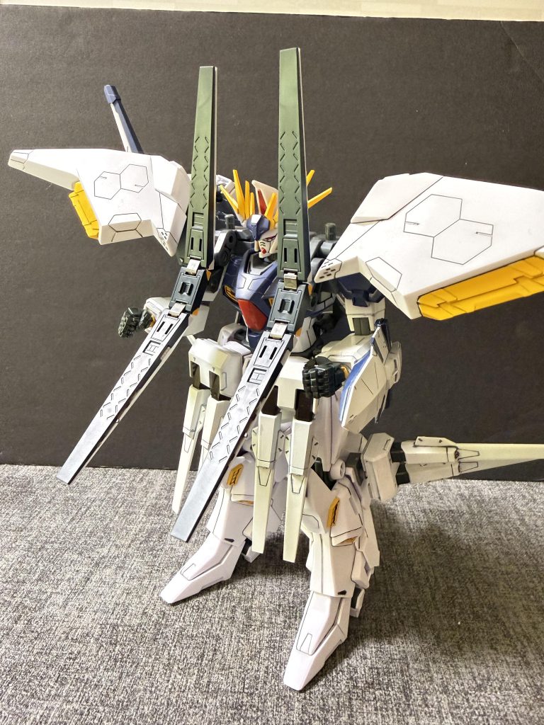 ■ロングレンジ・フィン・ファンネル②主兵装としては高出力のロングレンジ・ビームキャノンを内蔵し、遠距離からの高精度狙撃および面制圧射撃を担う。また、先端部にはIフィールド発生機構を備えており、展開時にはビーム攻撃を無効化する防御障壁として機能する。攻防一体の性能を持つ本兵装は、単なる遠隔火器に留まらず、戦域における制圧・防御・牽制のすべてを担う戦術ユニットとして位置付けられている。特にヒュドラシステムとの連動により、その運用効率と戦闘支配力は従来兵装を大きく凌駕するものである。&nbsp;