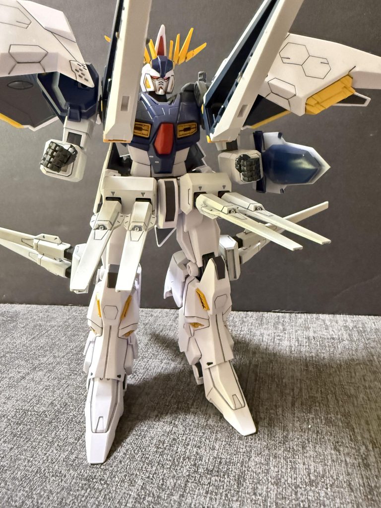 ■フェザー・ファンネル①フェザー・ファンネルは、本機に装備された近接・遠隔両用型の多機能兵装であり、2基1組を1ユニットとして構成される。機体にはフロント腰部アーマーに2ユニット、さらに両脚部外側にそれぞれ1ユニットずつ、計4ユニット（8基）が配備されている。各フェザーユニットは、空力特性を考慮した可変翼状構造を持ち、従来のファンネル兵装とは異なり重力下での安定運用が可能となっている点が最大の特徴である。これにより、本機は宇宙空間のみならず地上戦闘においてもオールレンジ攻撃能力を維持することができる。&nbsp;