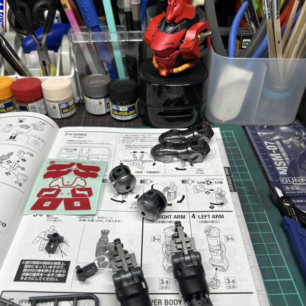 ようやく手をつけ始める事になりました、サザビー結構「積みプラ」してしまってましたが、全塗装してνガンダムと飾りたいと思います（5枚目）