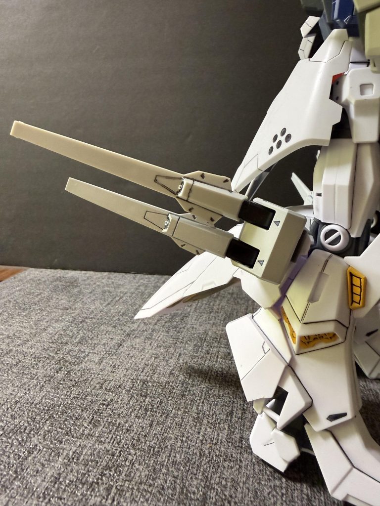 ■フェザー・ファンネル②外装には高強度のガンダリウムf合金が採用されており、遠隔操作による刺突攻撃を行うことで敵機装甲への直接的なダメージを与えることが可能である。また、内部には推進剤および爆装機構を備え、状況に応じてミサイルとしての自爆攻撃にも転用できる。本兵装は統合制御システム「ヒュドラシステム」の支配下に置かれており、他の遠隔兵装との連携運用によって戦域全体を覆う多層的攻撃網を形成する。特に近接戦闘においては、敵機の死角からの高速刺突および同時多発的な攻撃を可能とし、従来のファンネルを超える攻撃的運用が想定されている。フェザー・ファンネルは、その柔軟性と攻撃性を兼ね備えた特性により、本機の戦闘スタイルを象徴する中核兵装の一つである。