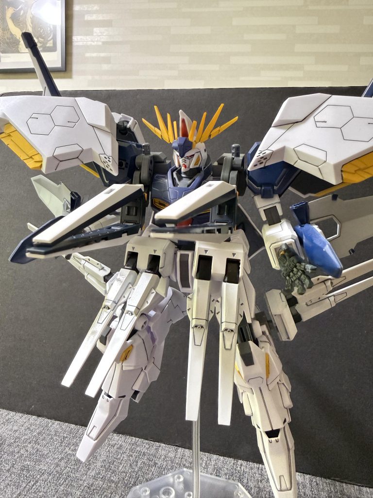 ■ロングレンジ・フィン・ファンネル①ロングレンジ・フィン・ファンネルは、本機の胸部に左右一対で計2基が内蔵された多機能遠隔兵装である。通常は機体装甲の一部として格納されるが、戦闘時には分離・展開し、独立したファンネルとして運用が可能となる。本装備は統合制御システム「ヒュドラシステム」の支配下にあり、複数の遠隔兵装との同時運用および高度な連携攻撃を実現する。これにより、従来のファンネルを超える精密かつ多層的なオールレンジ攻撃が可能となっている。