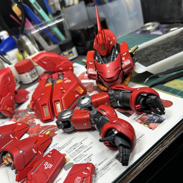 ようやく手をつけ始める事になりました、サザビー結構「積みプラ」してしまってましたが、全塗装してνガンダムと飾りたいと思います（7枚目）