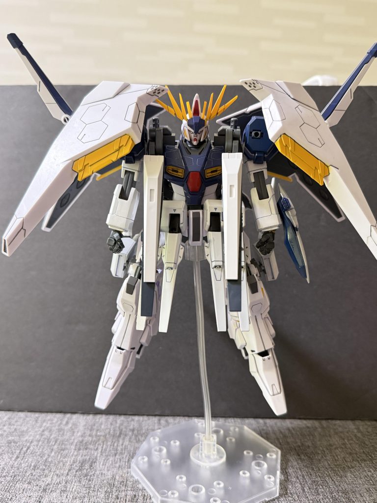 【呼称について①】ヘラクレスガンダムは、その外観的特徴から開発現場において非公式の呼称を与えられていた。第二次ガンダム開発計画に関与した女性技術者たちの間では、本機は「ホワイトリリィー」と呼ばれていた。これは、フィックス・アルゴスユニットのショルダーバインダーを閉じた際のシルエットが、白百合の花弁を思わせる優美な形状をしていたことに由来するものである。重武装機でありながらどこか静謐さを感じさせるその姿は、戦場に咲く白い花として印象付けられていた。&nbsp;