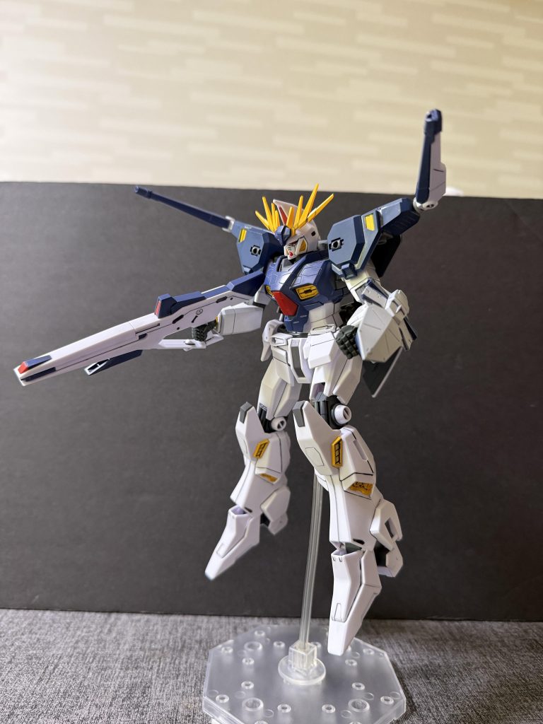 【機体デザイン】機体デザインはニナ・パープルトンが開発に参加しているということもあり、彼女がもっとも思入れのあるであろうGP０１フルバーニアンに近いカラーリング、デザインにしました。また、奇しくもオデュッセウスガンダムに対して無重力下での運用特化のアルケイデスガンダムという関係性もGP01とGP 01のフルバーニアンとよく似た関係性で面白いですよね！