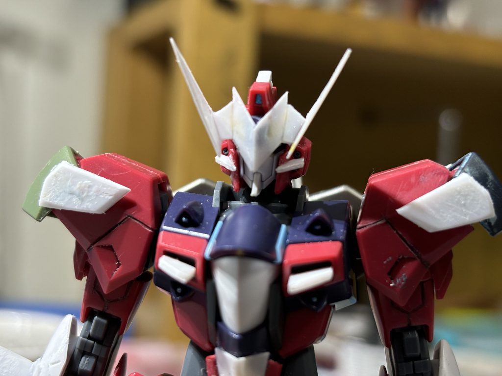 肩はグレイズのアンクルガードを追加装甲にしました(なぜか片方づつしか見つかりませんでした。靴下みたいですね。)。