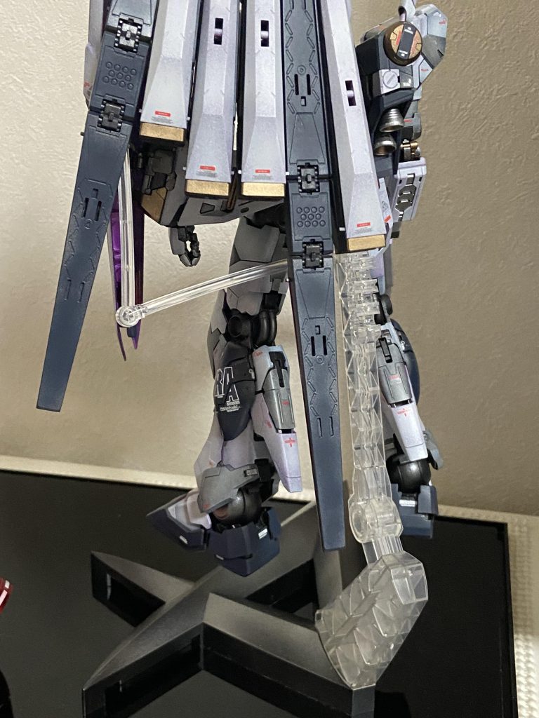 フィン・ファンネルについては、説明書通りに接続し、結合部を接着しました。その上で、付属のスタンドをこのように使い飾っています✨（ファンネルの表側中央にクリアパーツの腕部分を接続してます。）