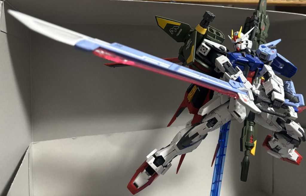 エールストライク本体は以前作っていたのですが中古でプレバンのランチャーとソードがちょっと安かったので買ってしまいました。(gundam-kao8)