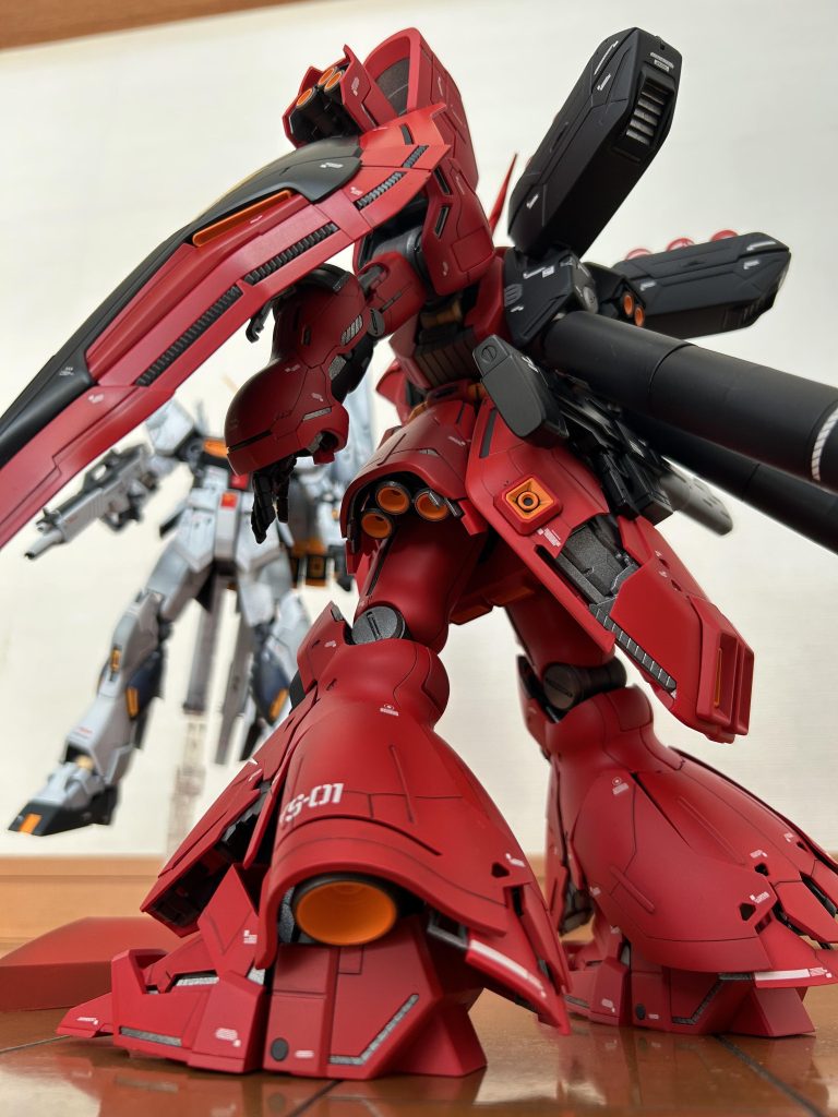 腰のビームライフルは磁石でマウントさせてます。アクションベースに接続したのですが、自立にかなり不安感が。今回はしっかり立っていただきました。