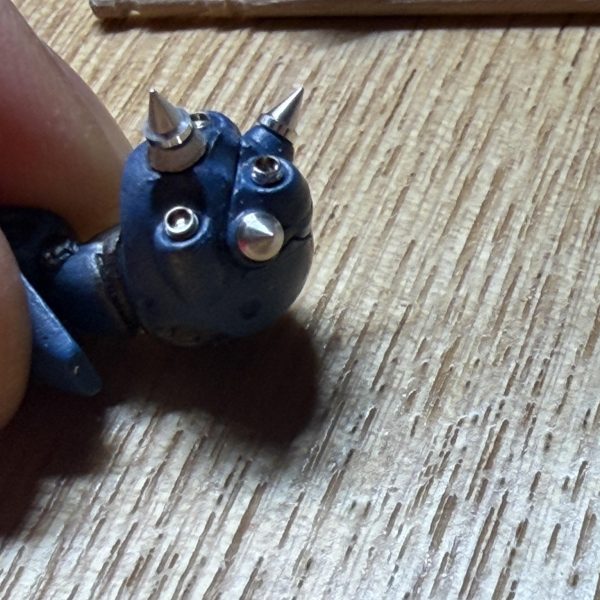 初めての製作になりますが、コンバージのケンプファーを作成中肩の角を切ってアルミ製の角をセット純正バーニアを外しアルミ製バーニアを仮当て首周りのワイヤーもリアルに再現腰のワイヤーも腰からワイヤーを出して重厚感✨更に目もLEDに💖（2枚目）