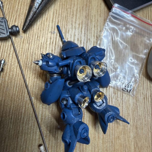 初めての製作になりますが、コンバージのケンプファーを作成中肩の角を切ってアルミ製の角をセット純正バーニアを外しアルミ製バーニアを仮当て首周りのワイヤーもリアルに再現腰のワイヤーも腰からワイヤーを出して重厚感✨更に目もLEDに💖（3枚目）