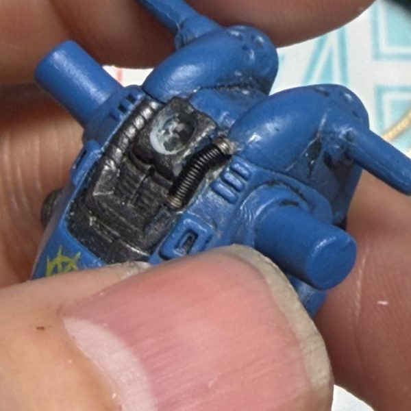 初めての製作になりますが、コンバージのケンプファーを作成中肩の角を切ってアルミ製の角をセット純正バーニアを外しアルミ製バーニアを仮当て首周りのワイヤーもリアルに再現腰のワイヤーも腰からワイヤーを出して重厚感✨更に目もLEDに💖（4枚目）