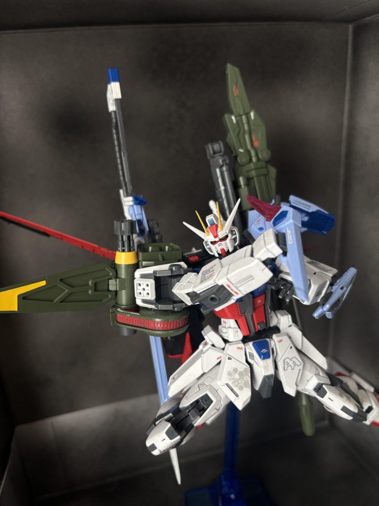 ポージングもとらせていたのですがバックパックが重くて腰が仰け反ってしまうので瞬着でボールジョイントを少し太らせてます