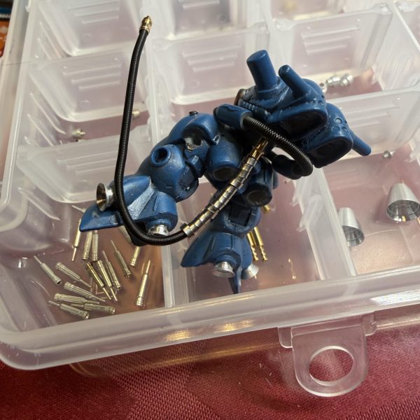 初めての製作になりますが、コンバージのケンプファーを作成中肩の角を切ってアルミ製の角をセット純正バーニアを外しアルミ製バーニアを仮当て首周りのワイヤーもリアルに再現腰のワイヤーも腰からワイヤーを出して重厚感✨更に目もLEDに💖（5枚目）