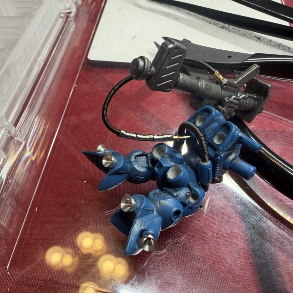 初めての製作になりますが、コンバージのケンプファーを作成中肩の角を切ってアルミ製の角をセット純正バーニアを外しアルミ製バーニアを仮当て首周りのワイヤーもリアルに再現腰のワイヤーも腰からワイヤーを出して重厚感✨更に目もLEDに💖（6枚目）