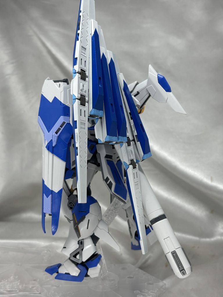 ファンネルコンテナではなく、通常νっぽく片翼ファンネルにしました。素体はRGですがファンネルはHGです。ファンネルが邪魔で全く見えませんがファンネルコンテナは他に移植予定なんでバックパックの基部ごと切り取ってHGのバックパックを移植しました。