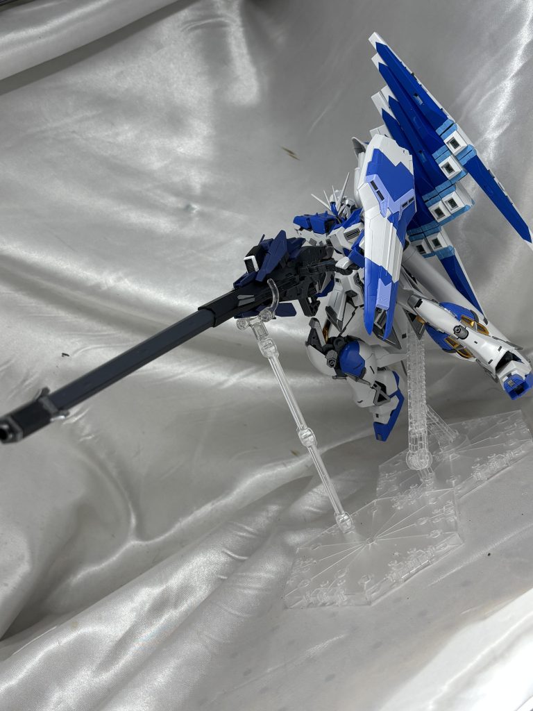 ランチャー本体は30MMのビッグガンでしたっけ?バレルはゼウスシルエットの予備バレルから一本拝借しました。青いフィン部分はビルドガンダムMk2のアレです。やはり似合いますね。ハイパーメガバズーカランチャーはありますがそれはまた別の機会。
