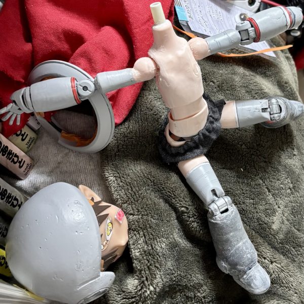 下地サフ要の胴体部　をボールジョイント3ヶ所で関節拡張しました。大まかな　形が整って　きたので細部調整解像度　を上げていきます😁&nbsp;（3枚目）