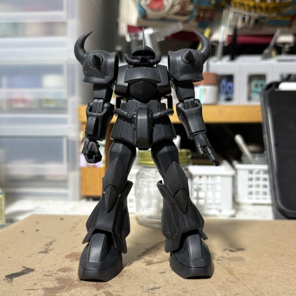 会社の同僚からガンダムベースのお土産でもらったエコプラグフを製作しております。合わせ目消しや表面処理がほぼほぼ完了しました。普段は仮組は全くしないんですが、リバイブ前の旧HGUC版でパーツ数が少なくバラすのも楽なので仮組んでみましたが、もう既にカッコいい(zaku-kao2)今回は汚し仕上げで作るので、ここからサフ→筆塗りで汚していく段階を製作途中としてお届けして行きたいと思います。（2枚目）