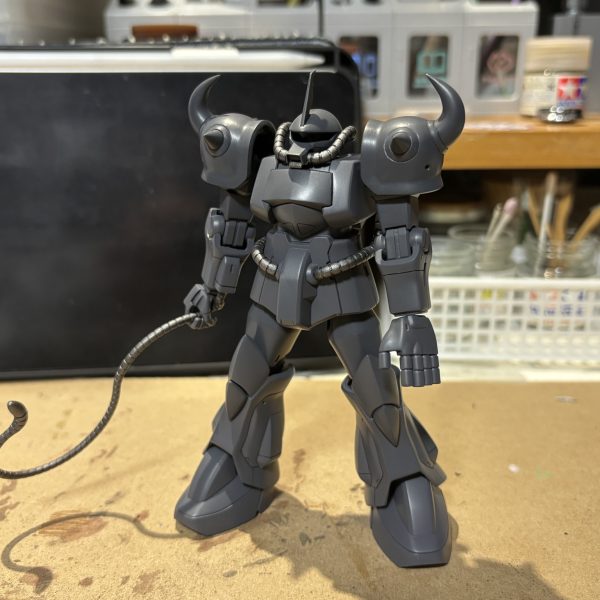 やっとこさサフを吹きました。ガイアのメカサフヘヴィを使ってますが、蛇腹パイプやヒートロッド、バックパックはサフ代わりに焼鉄色を吹いてます。上塗は本体と同じ青系を塗るつもりですが、下地の色を変えることで異素材感が出てくれるかどうかの実験です。焼鉄色を初めてエアブラシで塗ってみたんですが、筆塗りとは粒子のギラつき具合が全然違いますね。初めてこの色のポテンシャルをフルに発揮できた思いです。あと失敗箇所ですが、サフ前に先だってヒートサーベルを塗ってたんです。そんで今度は刀身部分をマスキングして柄の方にサフ吹いたんですが、刀身を百均の塗装棒で挟んでたらマステ貫通して塗装に穴空きました(zaku-kao9) 意外と凶暴でしたね。悲しみを超えて立てよ国民!ここから楽しい筆塗りのターンだ!(2枚目)