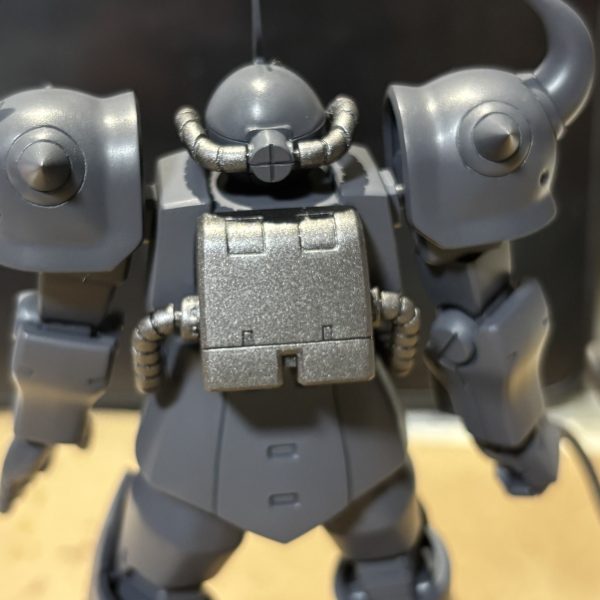 やっとこさサフを吹きました。ガイアのメカサフヘヴィを使ってますが、蛇腹パイプやヒートロッド、バックパックはサフ代わりに焼鉄色を吹いてます。上塗は本体と同じ青系を塗るつもりですが、下地の色を変えることで異素材感が出てくれるかどうかの実験です。焼鉄色を初めてエアブラシで塗ってみたんですが、筆塗りとは粒子のギラつき具合が全然違いますね。初めてこの色のポテンシャルをフルに発揮できた思いです。あと失敗箇所ですが、サフ前に先だってヒートサーベルを塗ってたんです。そんで今度は刀身部分をマスキングして柄の方にサフ吹いたんですが、刀身を百均の塗装棒で挟んでたらマステ貫通して塗装に穴空きました(zaku-kao9) 意外と凶暴でしたね。悲しみを超えて立てよ国民!ここから楽しい筆塗りのターンだ!(3枚目)