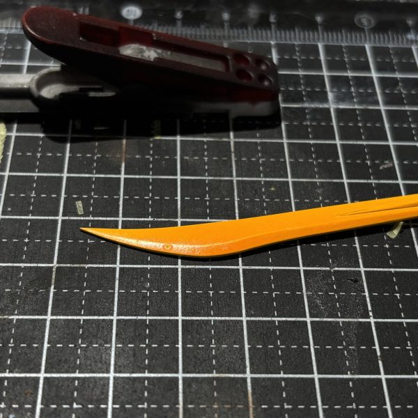 やっとこさサフを吹きました。ガイアのメカサフヘヴィを使ってますが、蛇腹パイプやヒートロッド、バックパックはサフ代わりに焼鉄色を吹いてます。上塗は本体と同じ青系を塗るつもりですが、下地の色を変えることで異素材感が出てくれるかどうかの実験です。焼鉄色を初めてエアブラシで塗ってみたんですが、筆塗りとは粒子のギラつき具合が全然違いますね。初めてこの色のポテンシャルをフルに発揮できた思いです。あと失敗箇所ですが、サフ前に先だってヒートサーベルを塗ってたんです。そんで今度は刀身部分をマスキングして柄の方にサフ吹いたんですが、刀身を百均の塗装棒で挟んでたらマステ貫通して塗装に穴空きました(zaku-kao9) 意外と凶暴でしたね。悲しみを超えて立てよ国民!ここから楽しい筆塗りのターンだ!(4枚目)