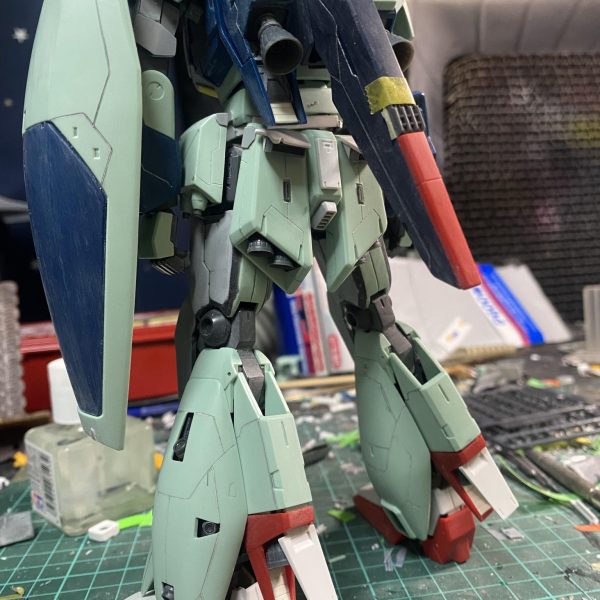 足まで改修が終わりました。太もも2mm延長＆2mm幅増しスネアーマー2mm幅増しふくらはぎは筋彫り追加とアポジモータは市販パーツに変更足首アーマーは肉厚を削って薄くして筋彫り追加足首はZガンダムver.2.0に変更つぎはBWSのディテールアップやります（2枚目）