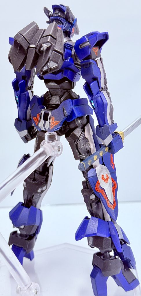 肩のパーツはコアガンダムを使い小さくしてバランスよく仕上げています。